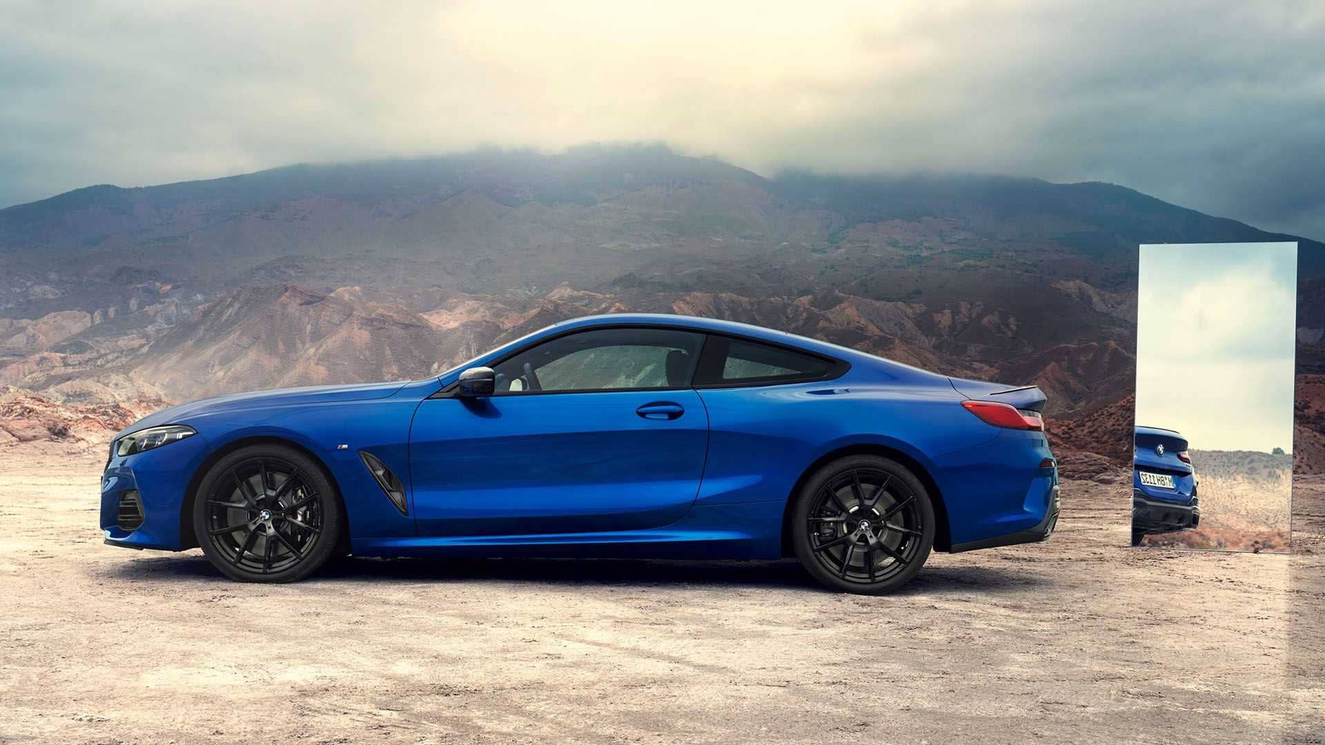 Imagen del perfil lateral del BMW Serie 8 Coupé mostrando su diseño aerodinámico.