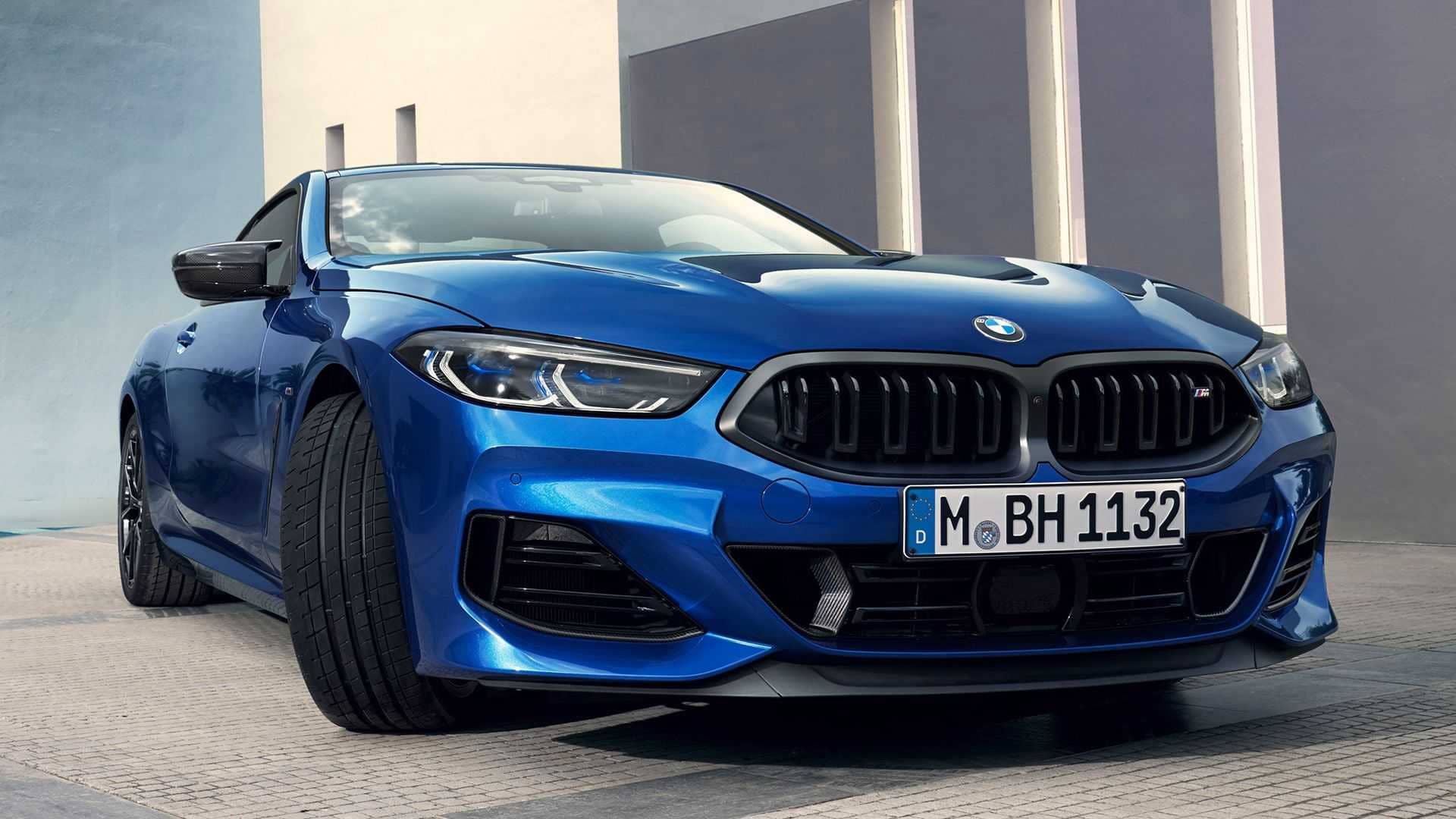 Vista frontal y lateral del BMW Serie 8 Coupé en azul vibrante.