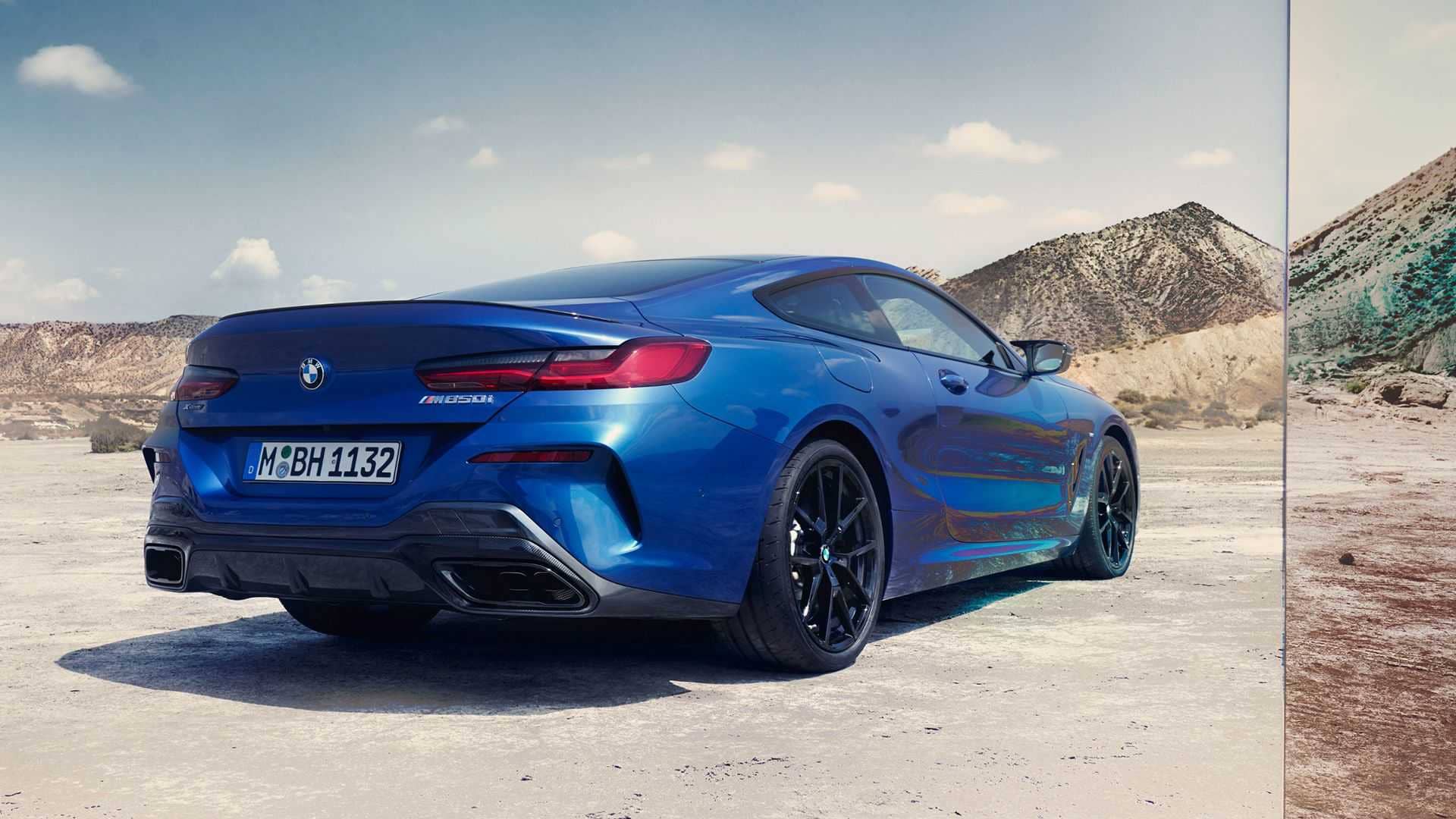 Imagen trasera y perfil de BMW Serie 8 Coupé destacando sus líneas deportivas.