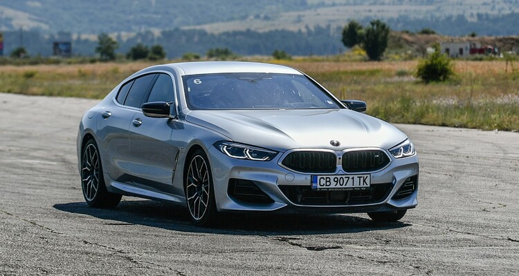 Vista frontal y lateral del BMW Serie 8 Gran Coupe, resaltando su estilizada silueta.