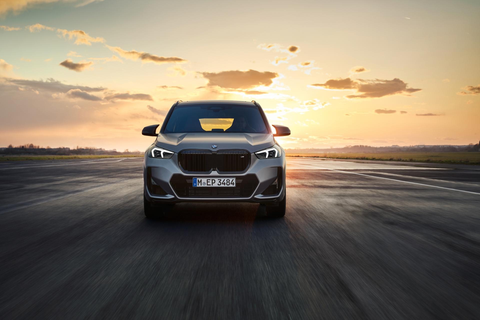 Fotografía frontal del BMW X1 Híbrido al atardecer, mostrando su diseño frontal