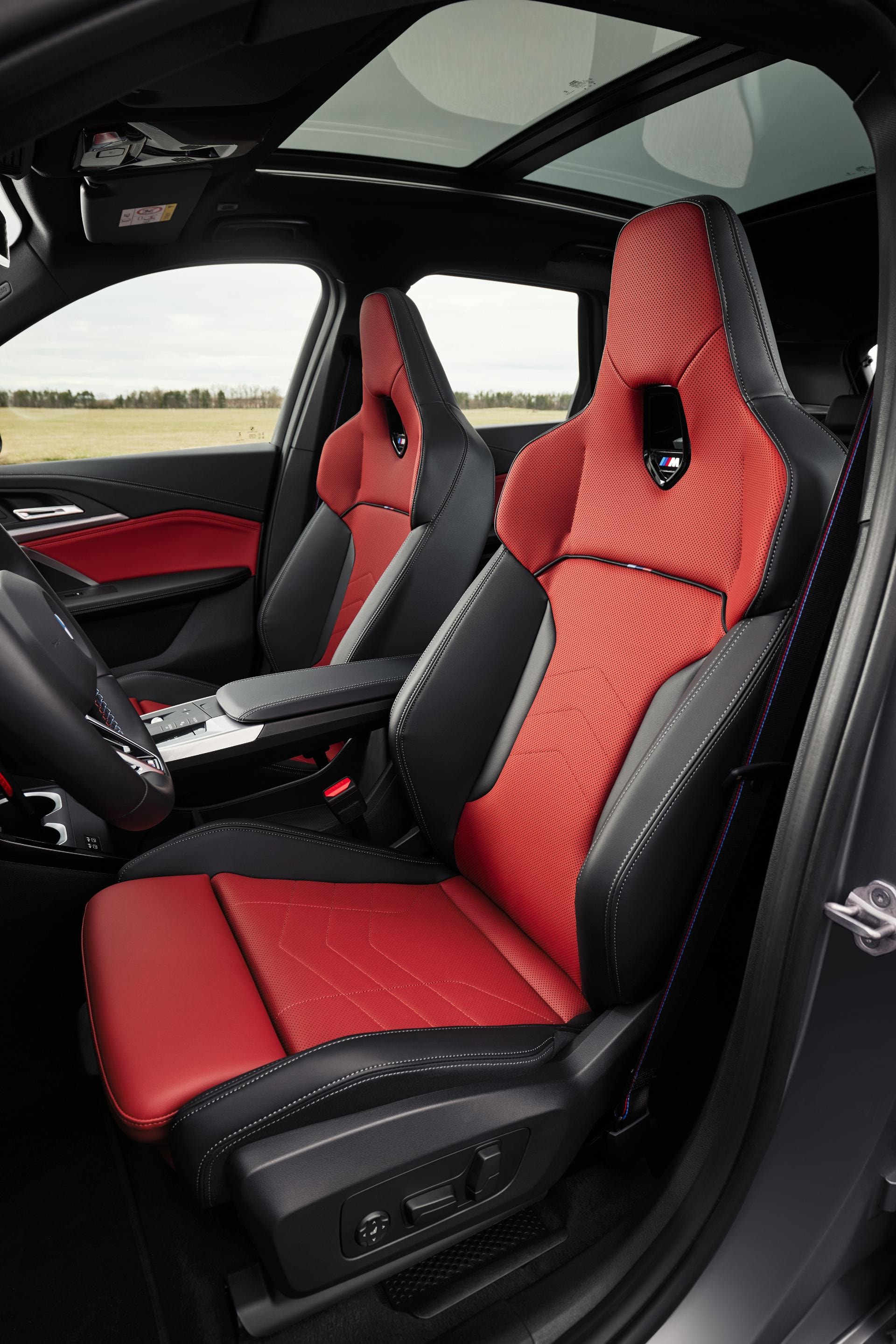 Asientos deportivos de cuero rojo en el interior del BMW X1 Híbrido, sinónimo de confort y estilo.