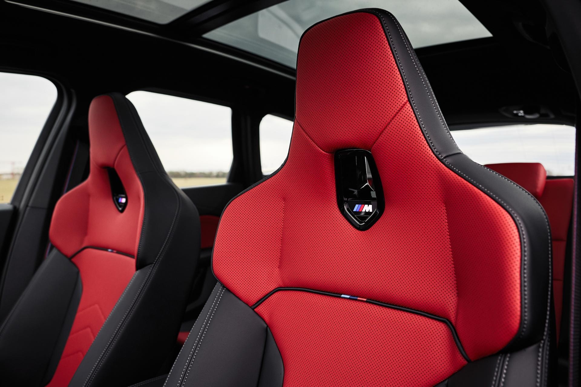 Asientos deportivos en rojo con emblemas M en el BMW X1 híbrido
