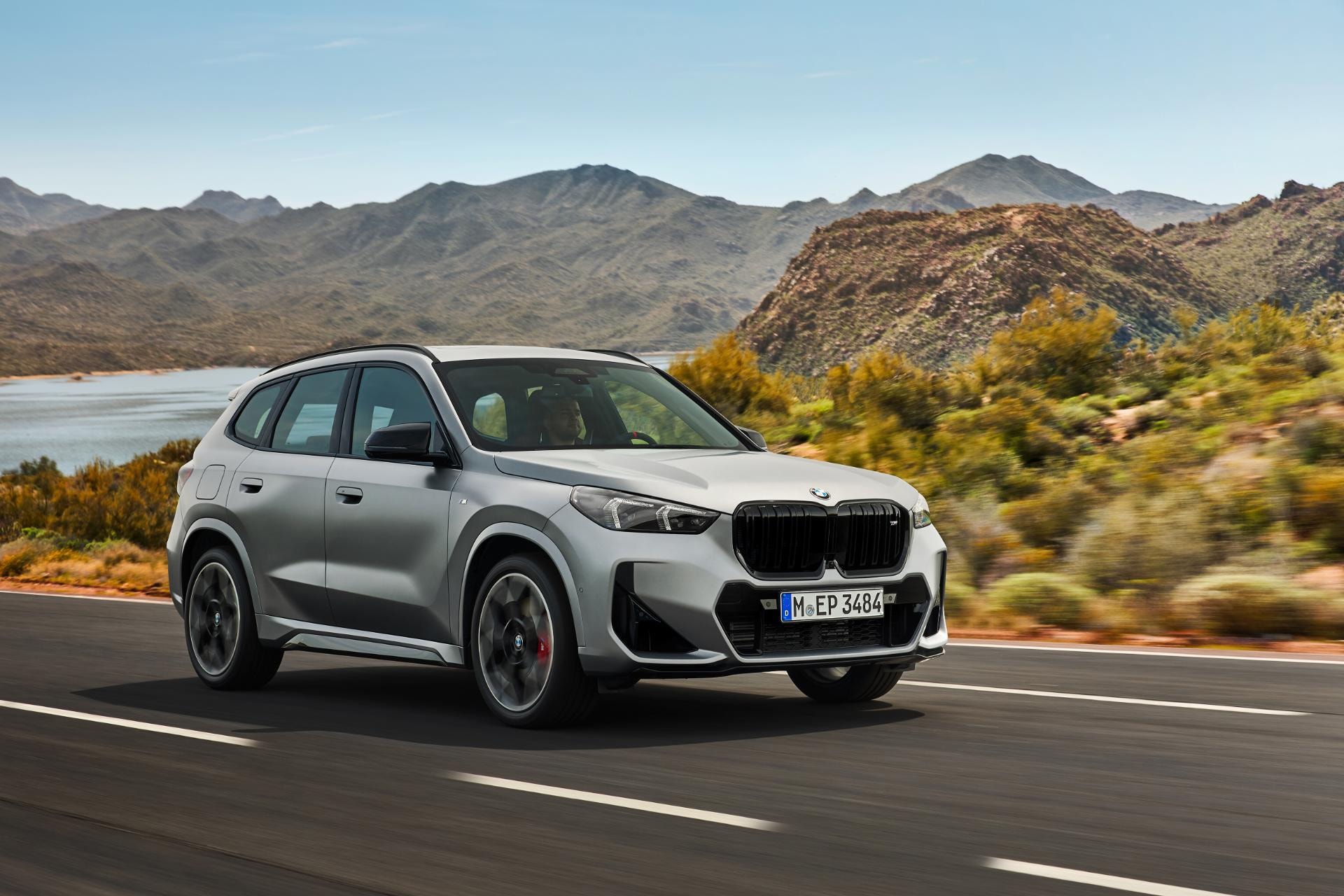 El BMW X1 Híbrido exhibe su capacidad y estilo en un escenario desértico.