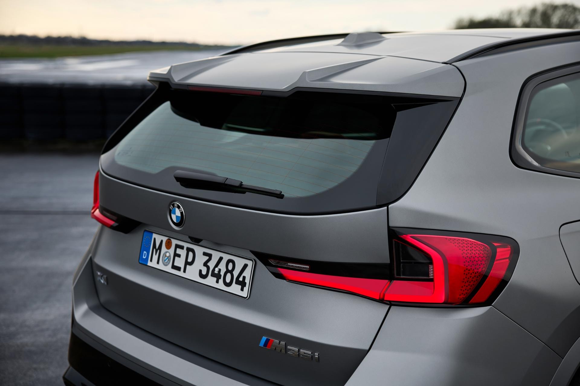 Detalle minucioso de las luces traseras LED del BMW X1 híbrido