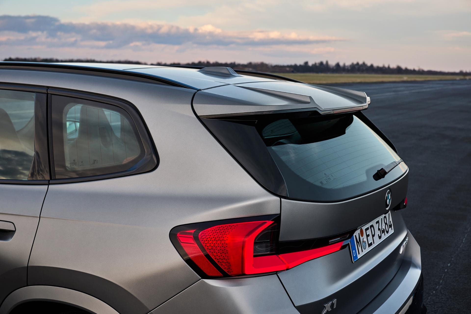 Vista trasera con detalle del spoiler y el techo del BMW X1 híbrido