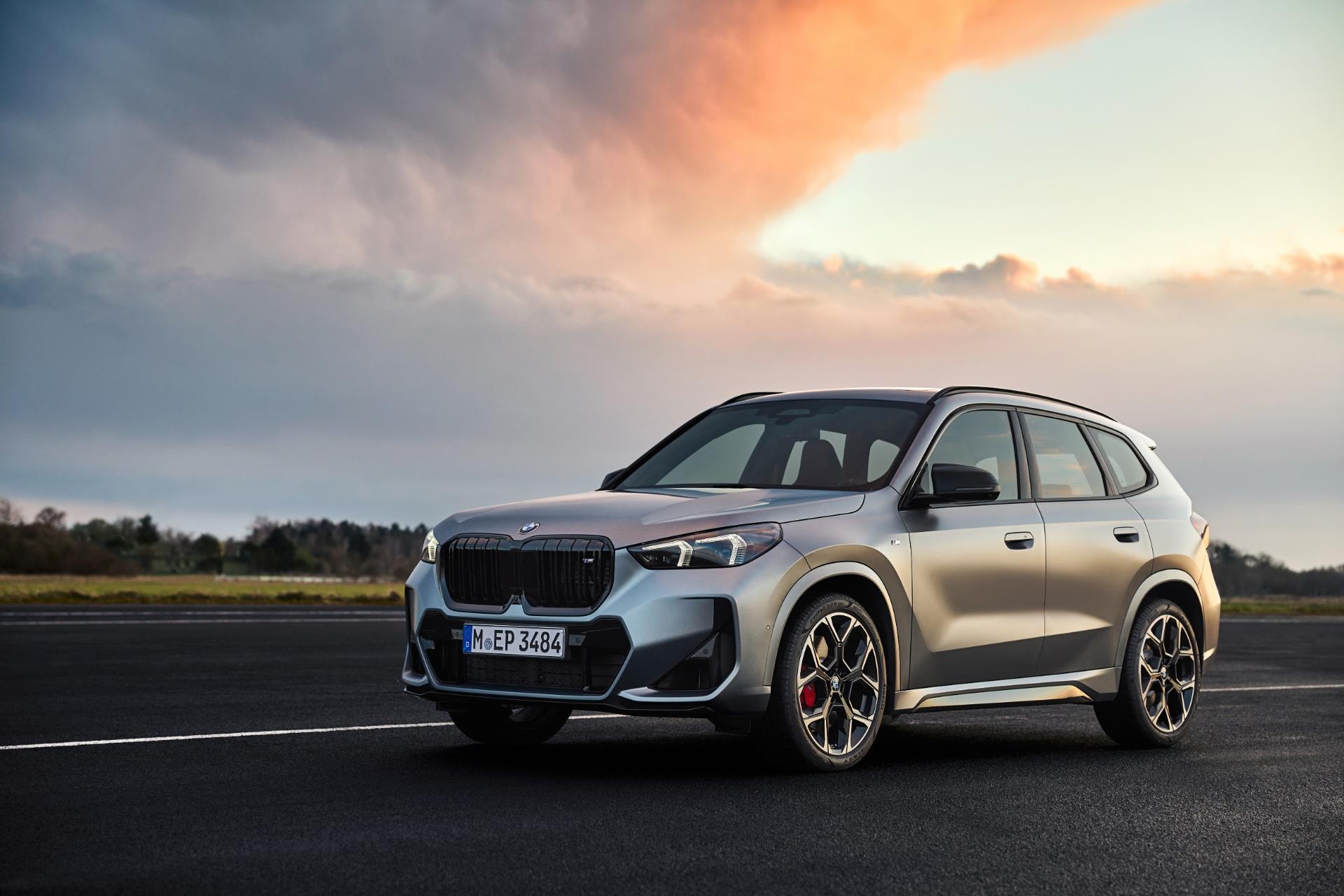 El BMW X1 Híbrido mostrando su rostro y perfil lateral al atardecer.