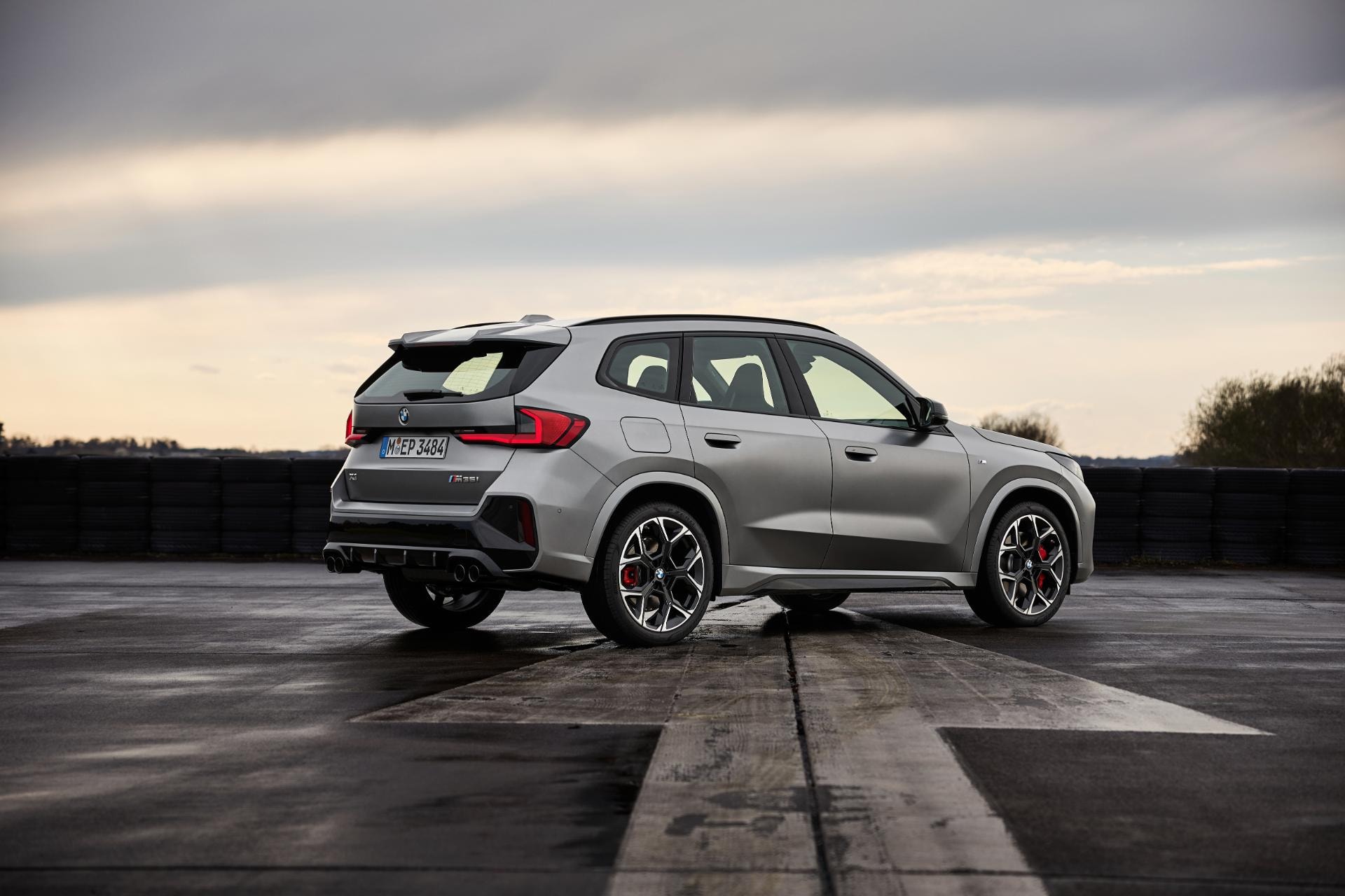 Vista lateral que muestra las líneas y la silueta ágil del BMW X1 híbrido