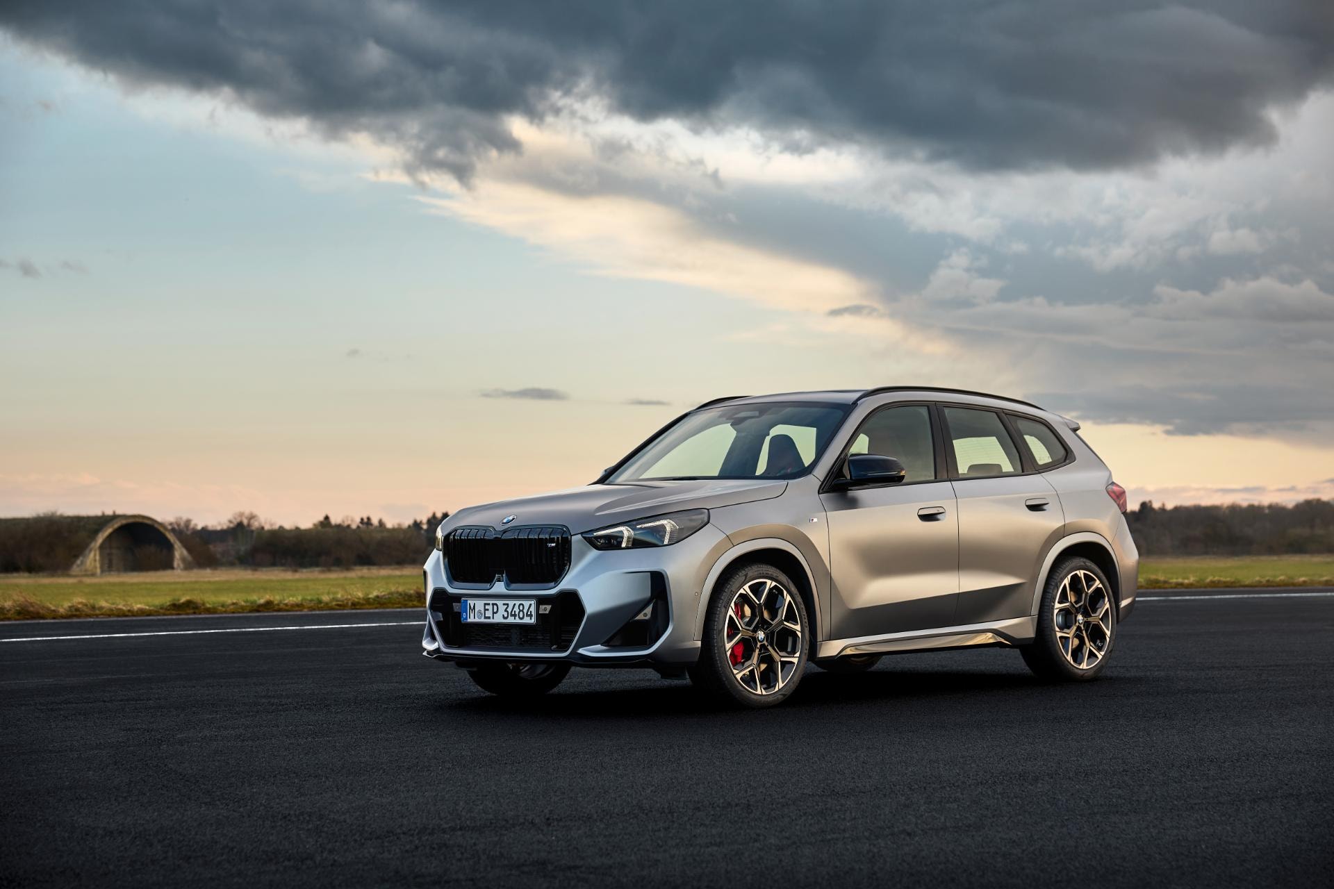 Vista dinámica del BMW X1 Híbrido destacando su perfil.