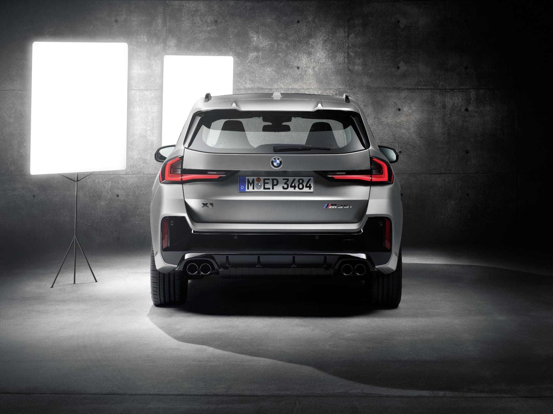 Imagen de la trasera del BMW X1 Híbrido capturada en un entorno de estudio.