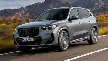 Imagen dinámica del BMW X1 híbrido destacando su parrilla frontal. Imagen dinámica del BMW X1 híbrido destacando su parrilla frontal.