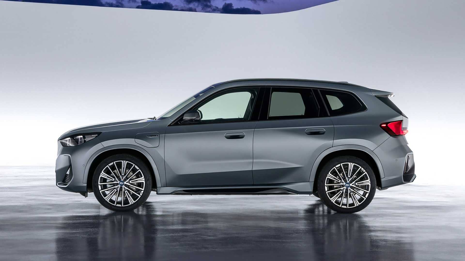 Vista lateral BMW X1 híbrido resaltando su diseño aerodinámico.