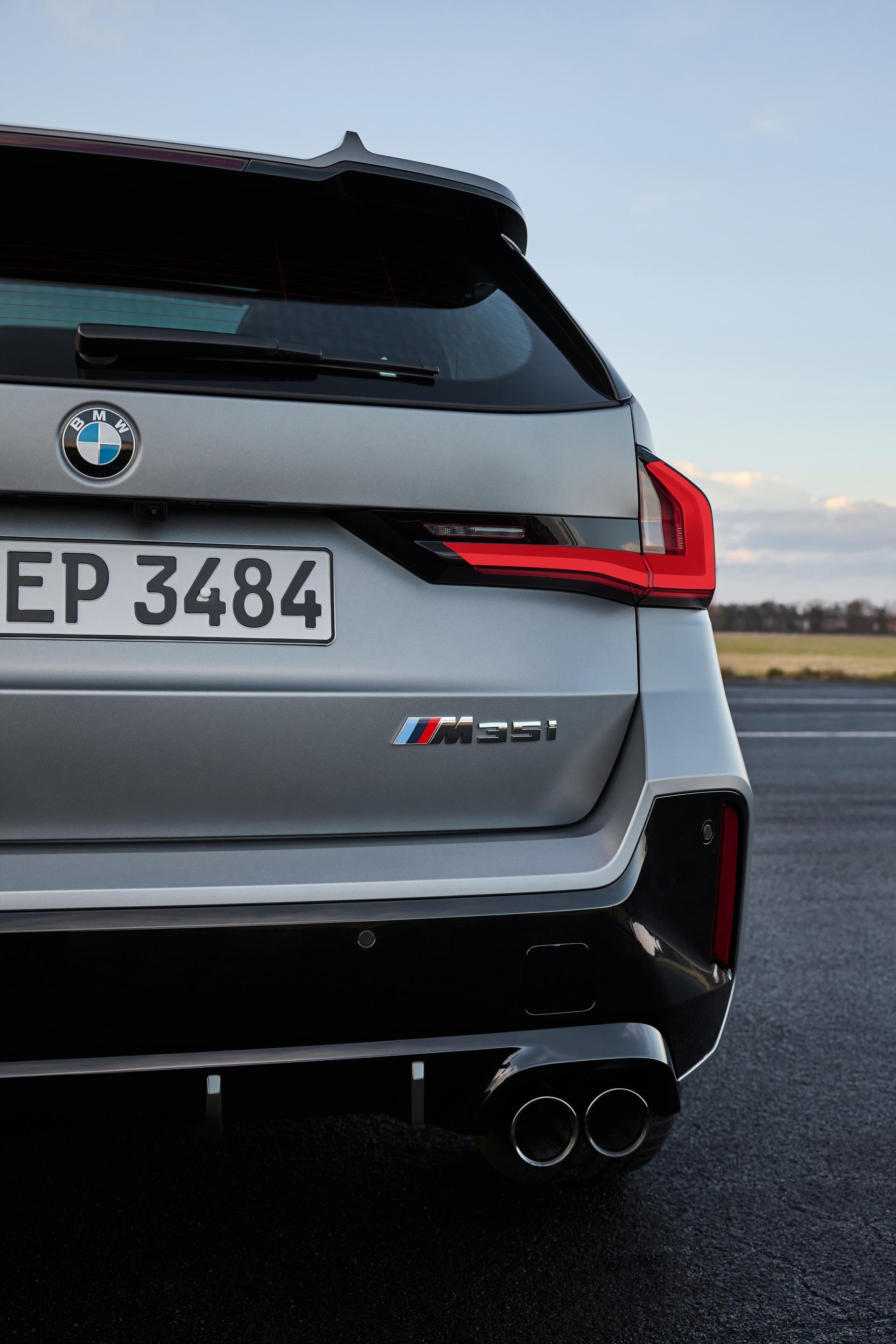 Vista trasera del BMW X1 Híbrido resaltando su diseño deportivo y escapes.