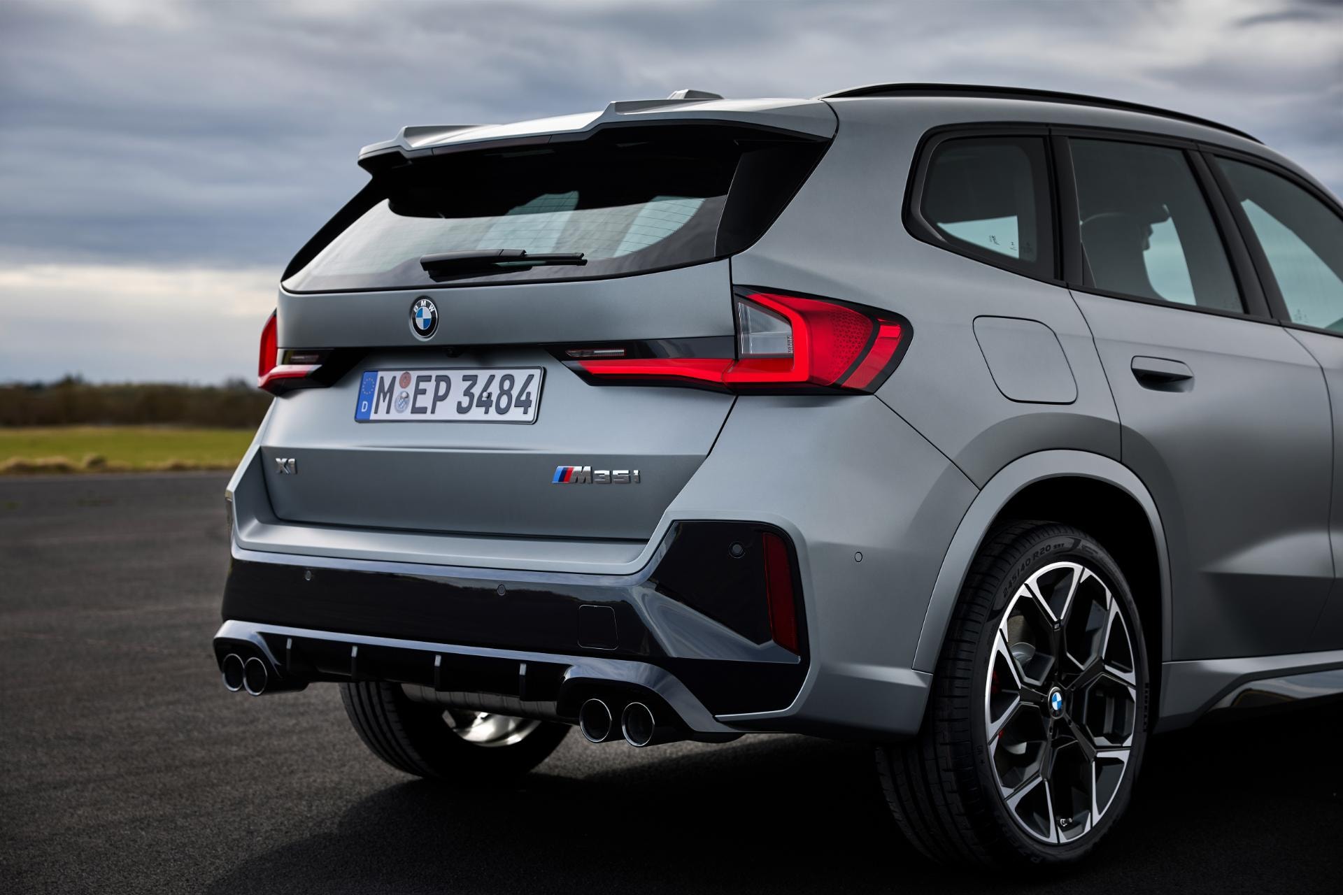 Vista angular trasera que muestra diseño y llantas de BMW X1 híbrido