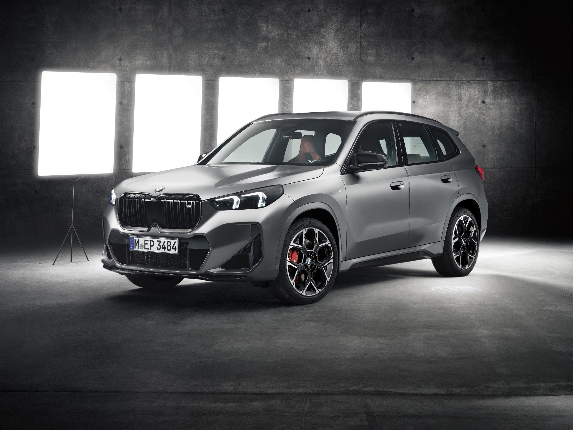 El BMW X1 Híbrido muestra su perfil delantero y lateral en un entorno de estudio.