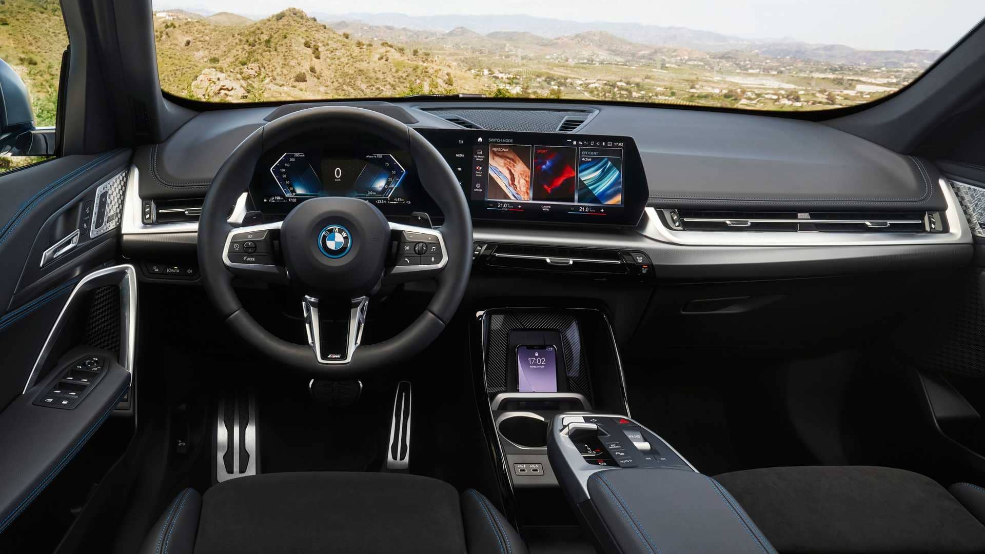 Cabina del BMW X1 híbrido con enfoque en su moderna consola central.