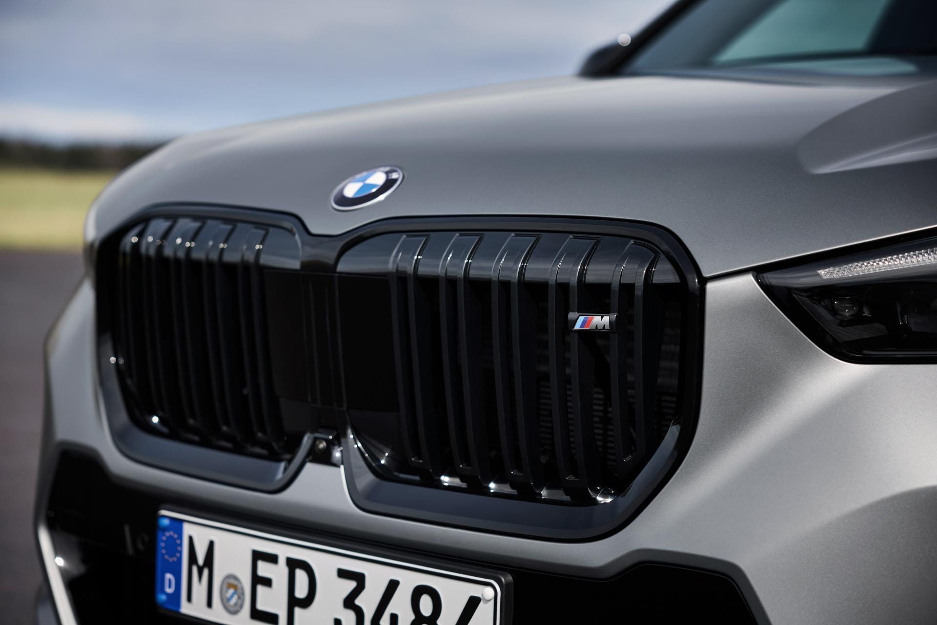 Primer plano de la distintiva parrilla de BMW en el X1 M.