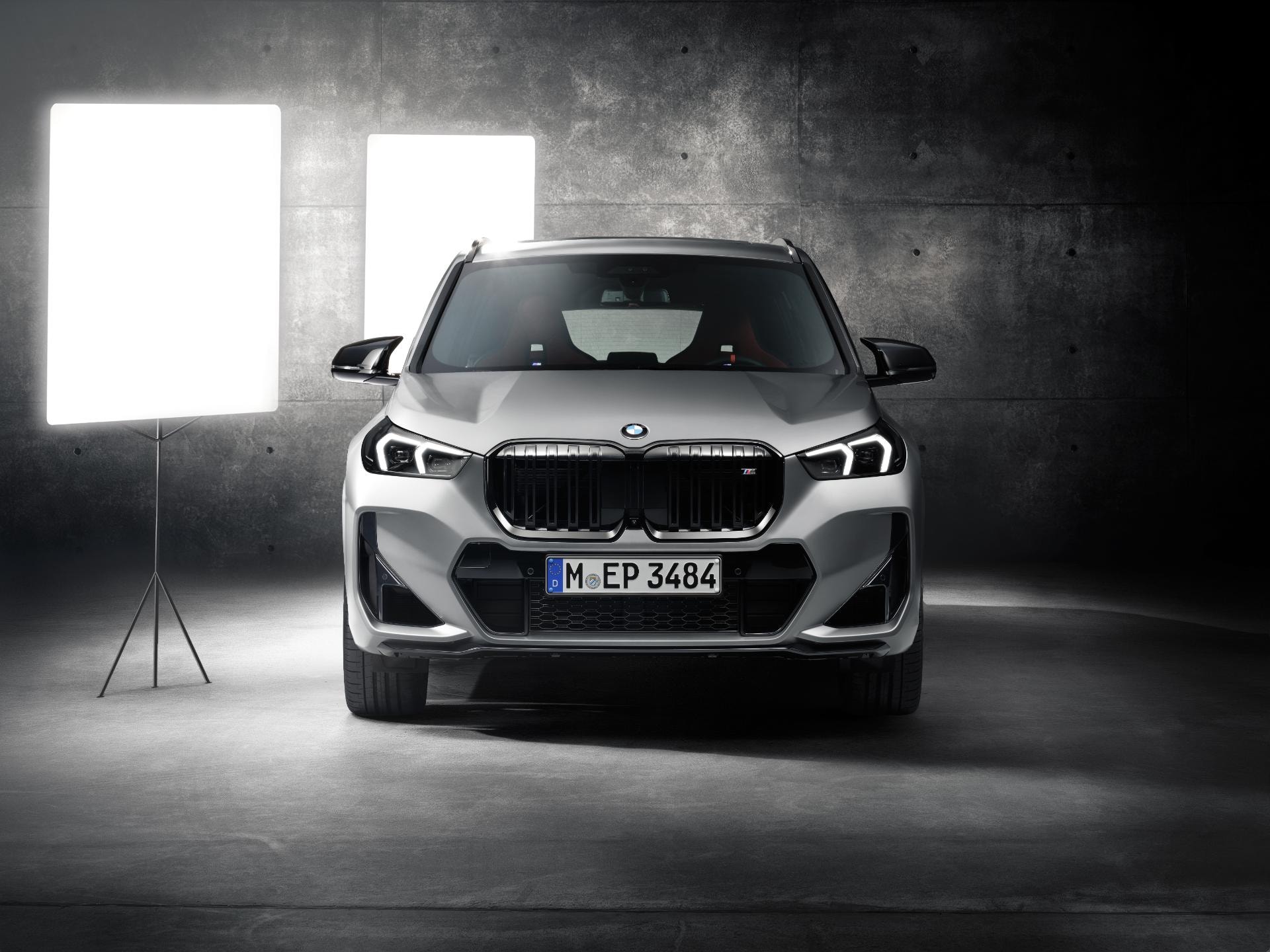 Vista frontal del BMW X1 Híbrido resaltando su diseño y tecnología LED.