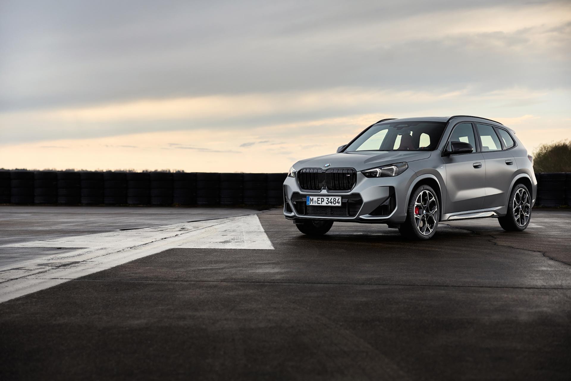 Perspectiva lateral del BMW X1 Híbrido resaltando su diseño moderno.