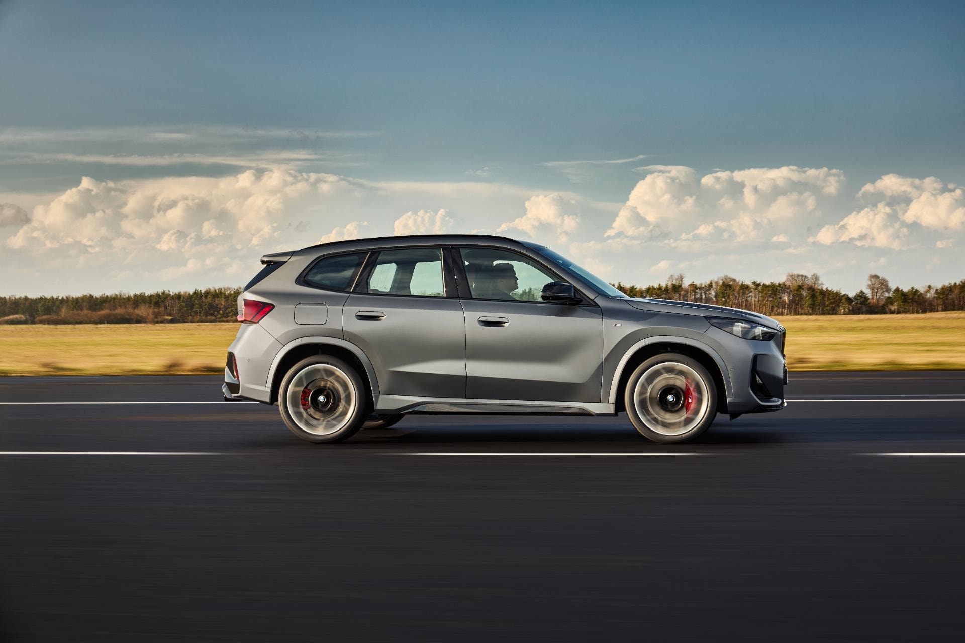 Lateral del BMW X1 Híbrido captando su dinamismo en carretera.