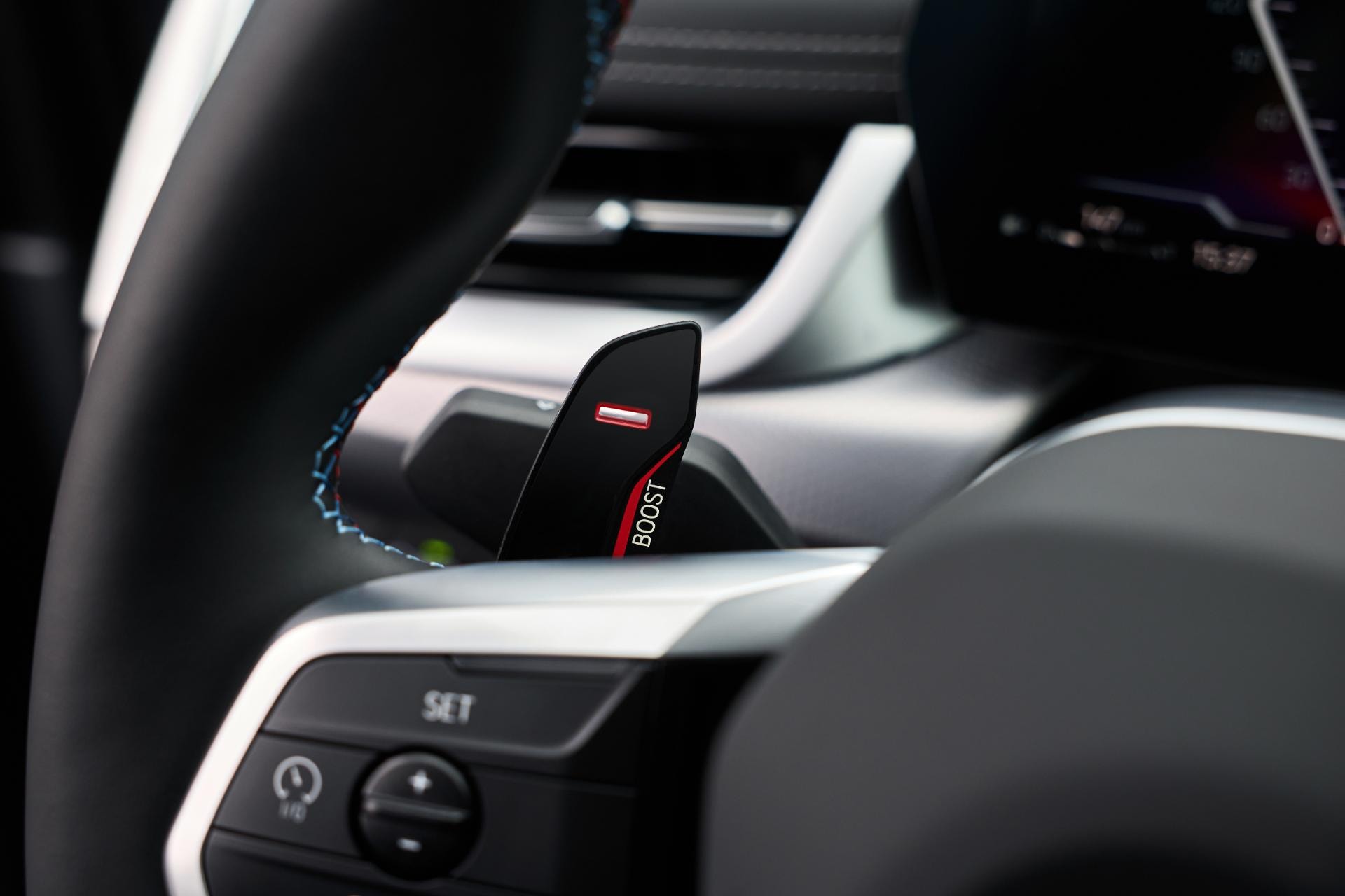 Detalle de las levas de cambio integradas al volante