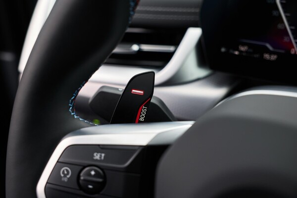 Detalle de las levas de cambio integradas al volante Detalle de las levas de cambio integradas al volante