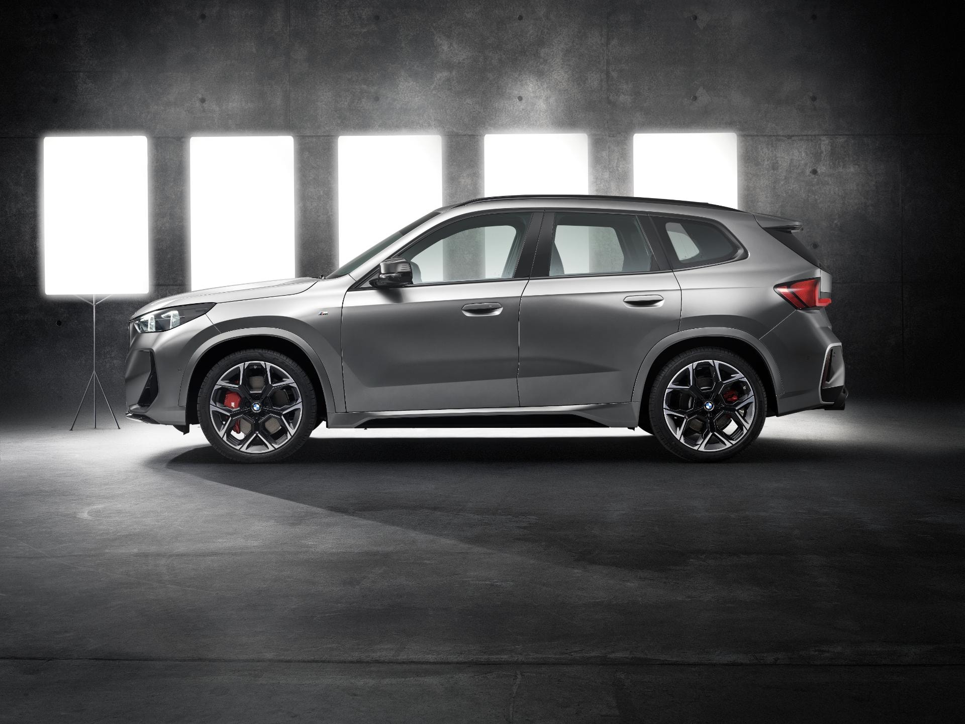 Perfil lateral del BMW X1 Híbrido iluminado, presentando una silueta robusta.