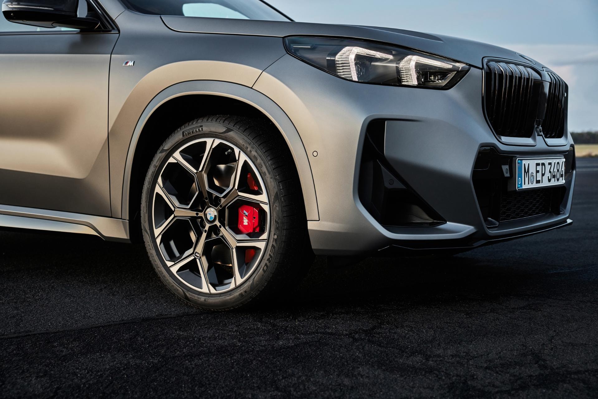 Rueda del BMW X1 Híbrido, mostrando llantas de diseño deportivo y pinzas de freno en rojo.