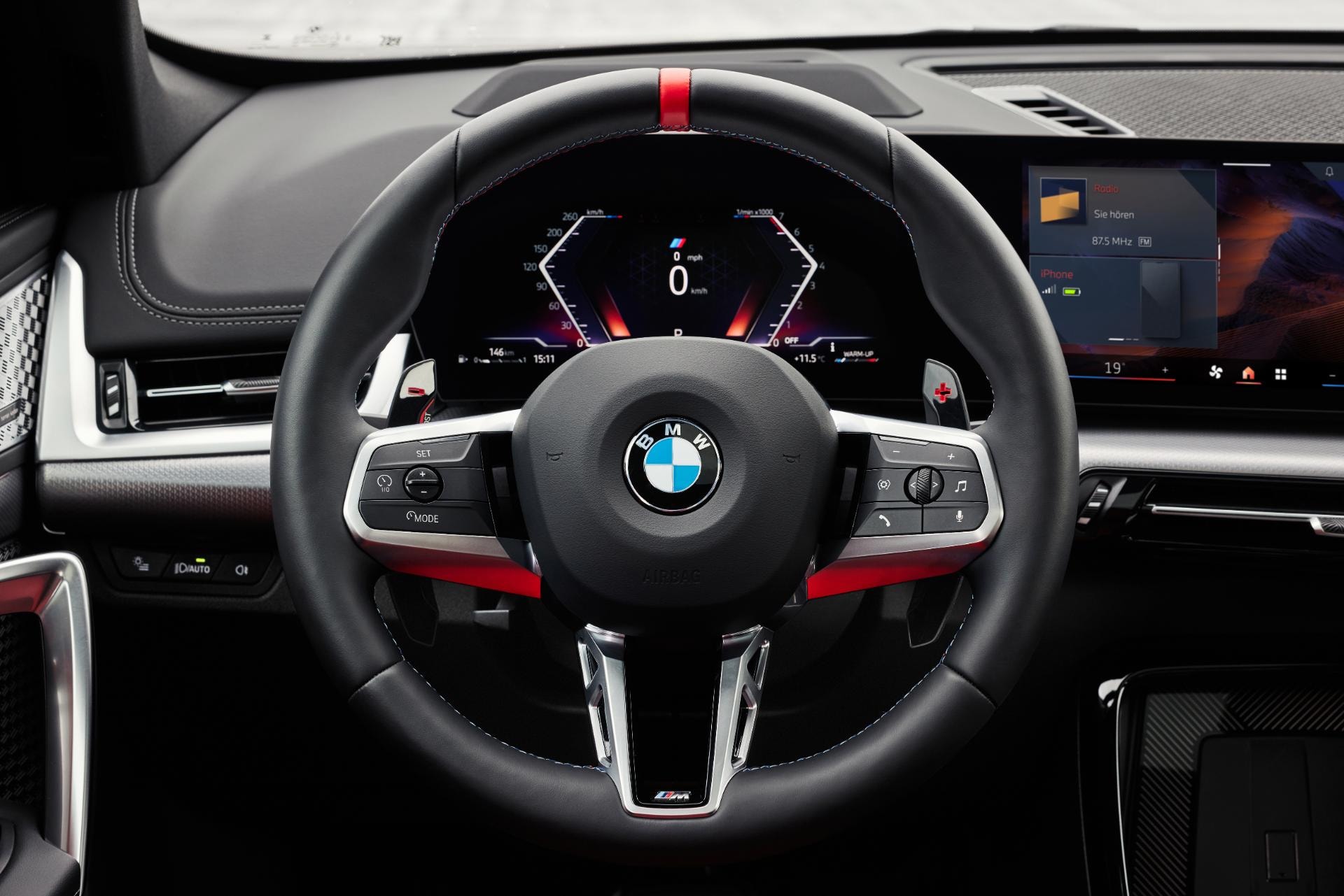 Volante M con instrumentación digital en el BMW X1 Híbrido