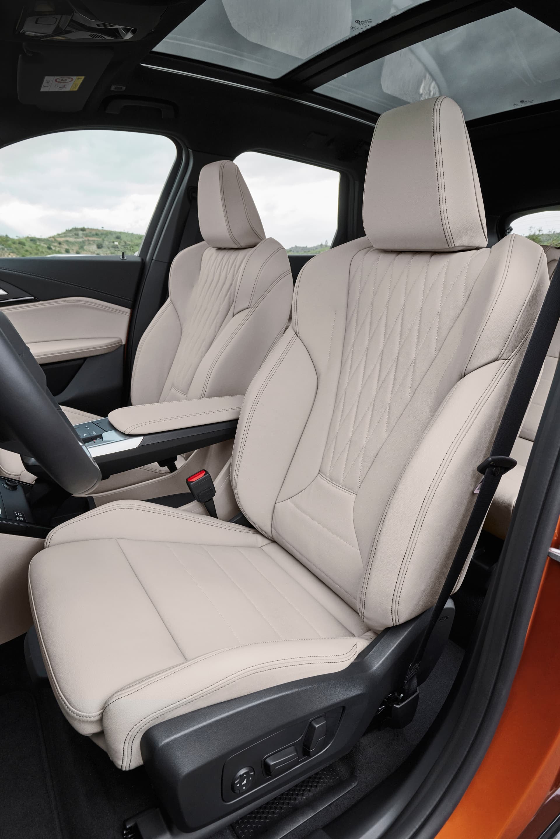Asientos delanteros ergonómicos con tapicería de cuero de alta calidad.