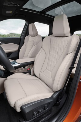 Asientos delanteros ergonómicos con tapicería de cuero de alta calidad. Asientos delanteros ergonómicos con tapicería de cuero de alta calidad.