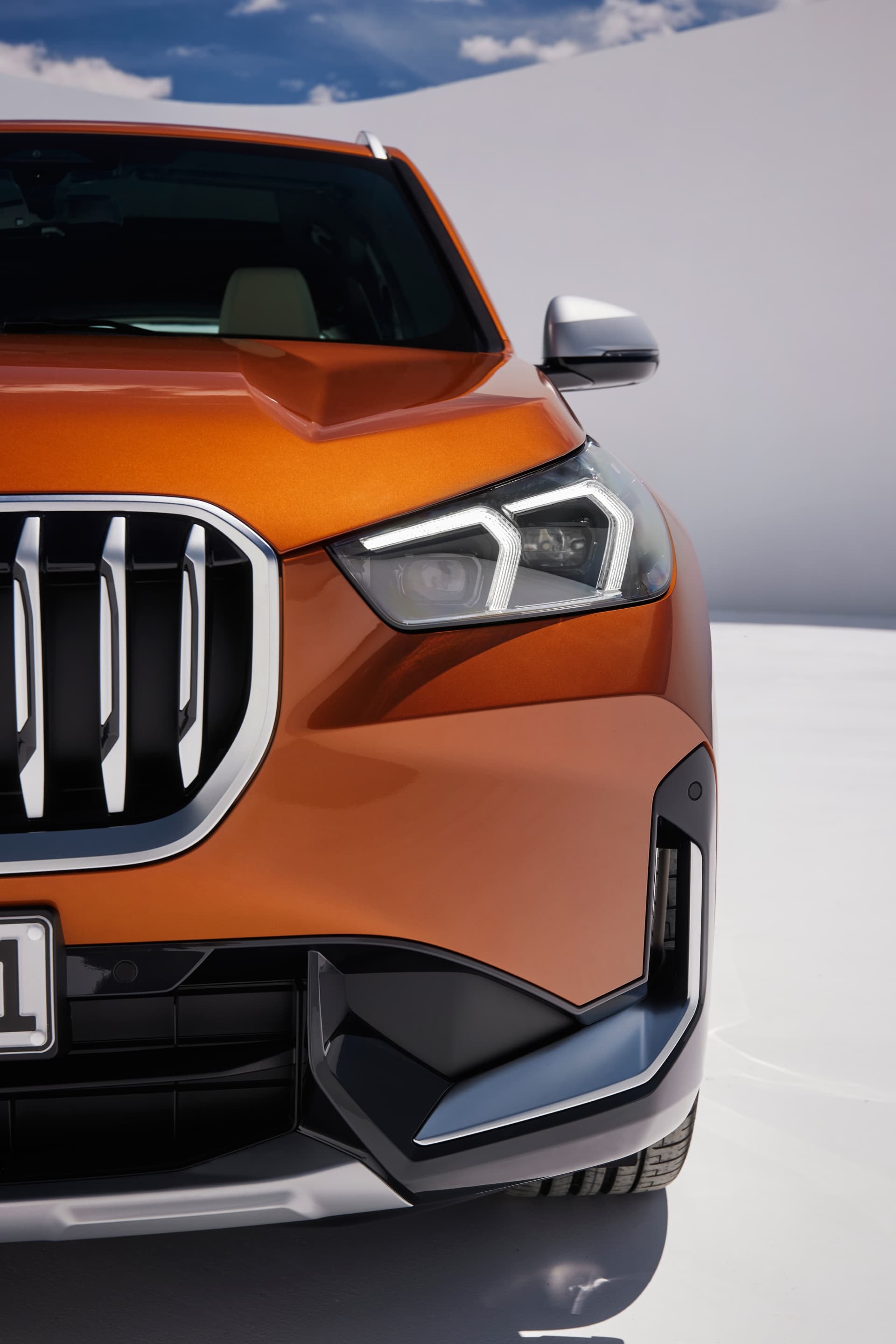 Detalle frontal de la parrilla y faros del BMW X1.