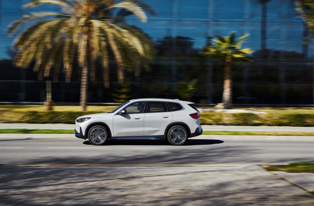 Silueta dinámica del BMW X1 en un entorno urbano, capturando su esencia en movimiento. Silueta dinámica del BMW X1 en un entorno urbano, capturando su esencia en movimiento.