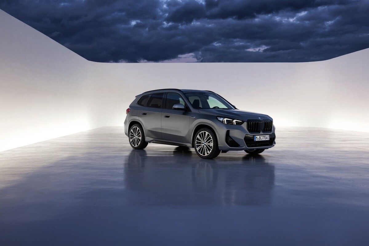 BMW X1 capturado en estudio, resaltando su diseño y estilismo impecable. BMW X1 capturado en estudio, resaltando su diseño y estilismo impecable.