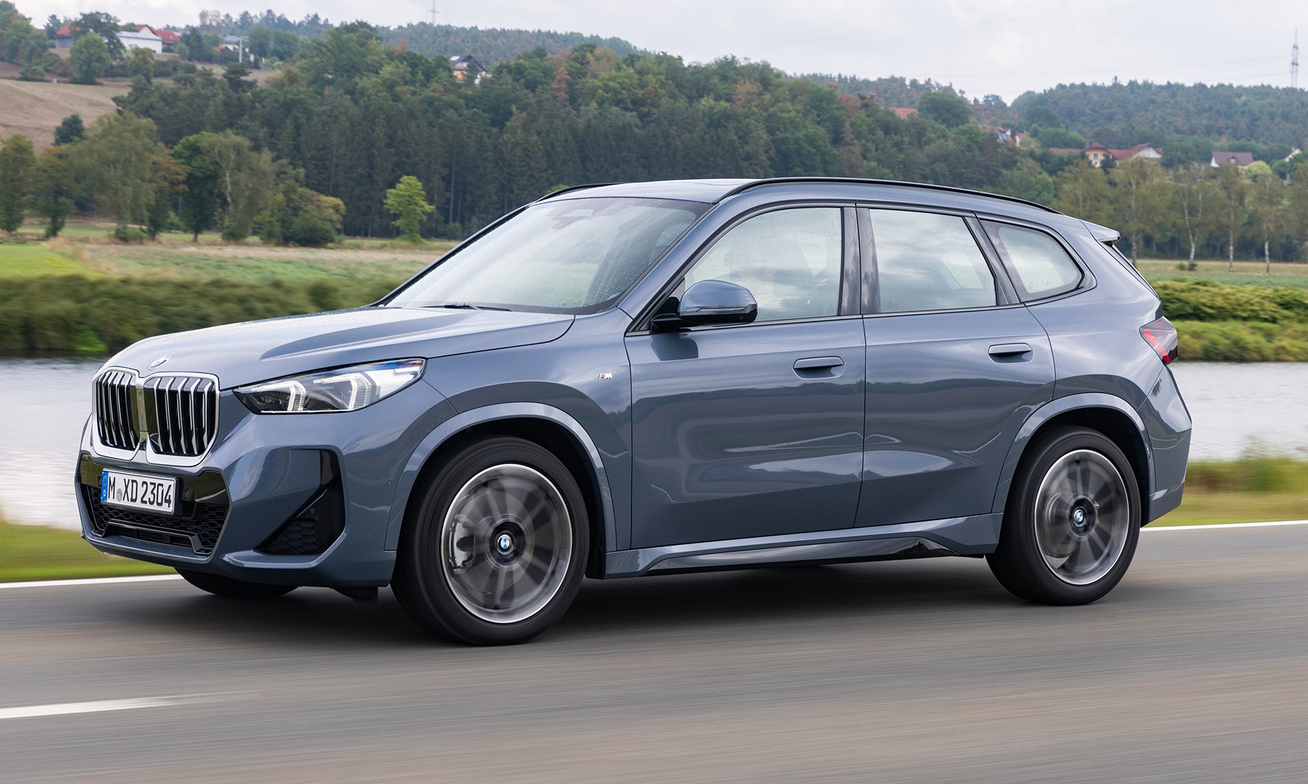 El BMW X1 muestra un diseño dinámico y moderno en su perfil lateral.