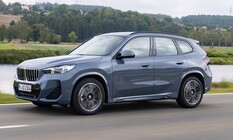 El BMW X1 muestra un diseño dinámico y moderno en su perfil lateral. El BMW X1 muestra un diseño dinámico y moderno en su perfil lateral.