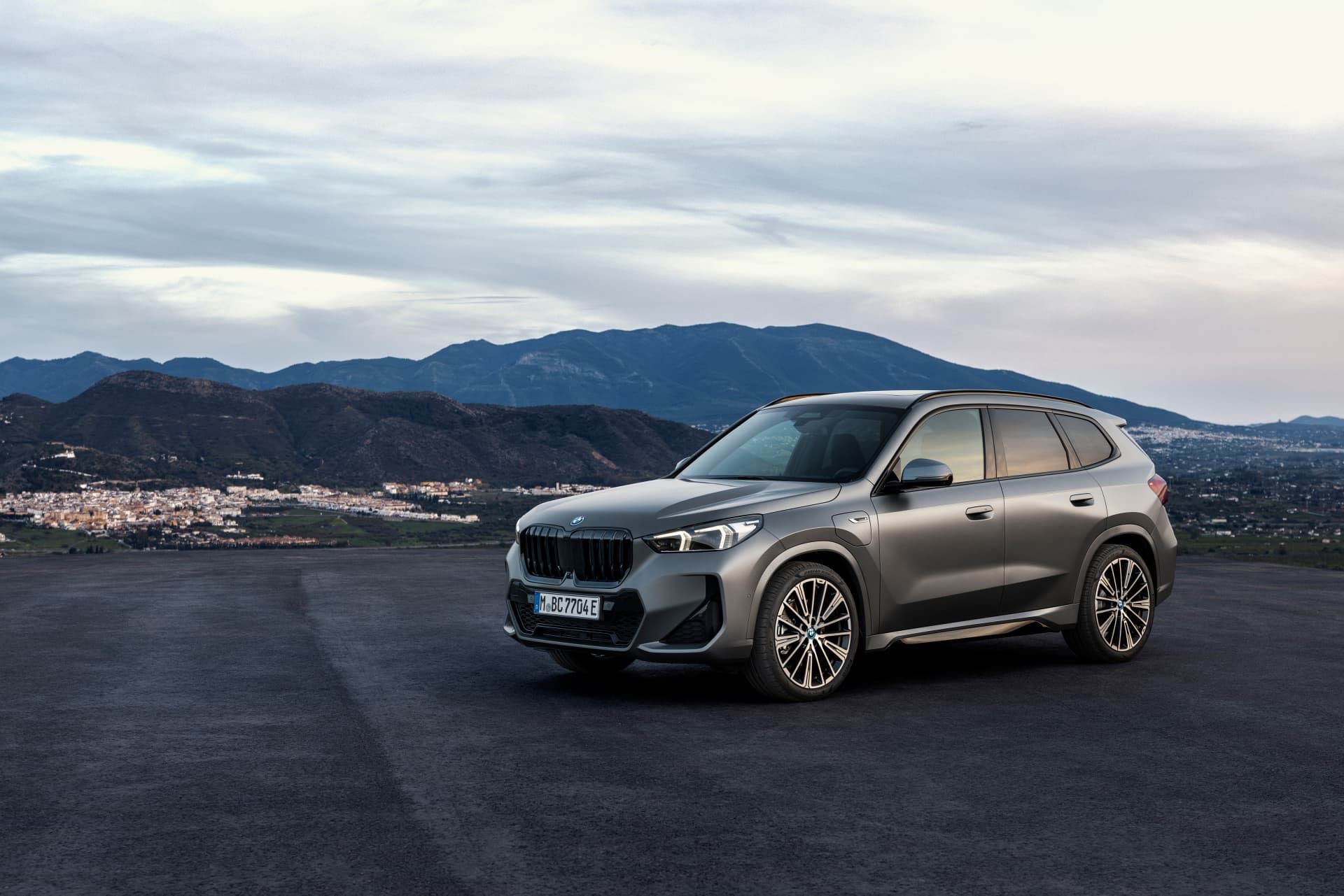 El BMW X1 presenta un frente dominante y una parrilla imponente.