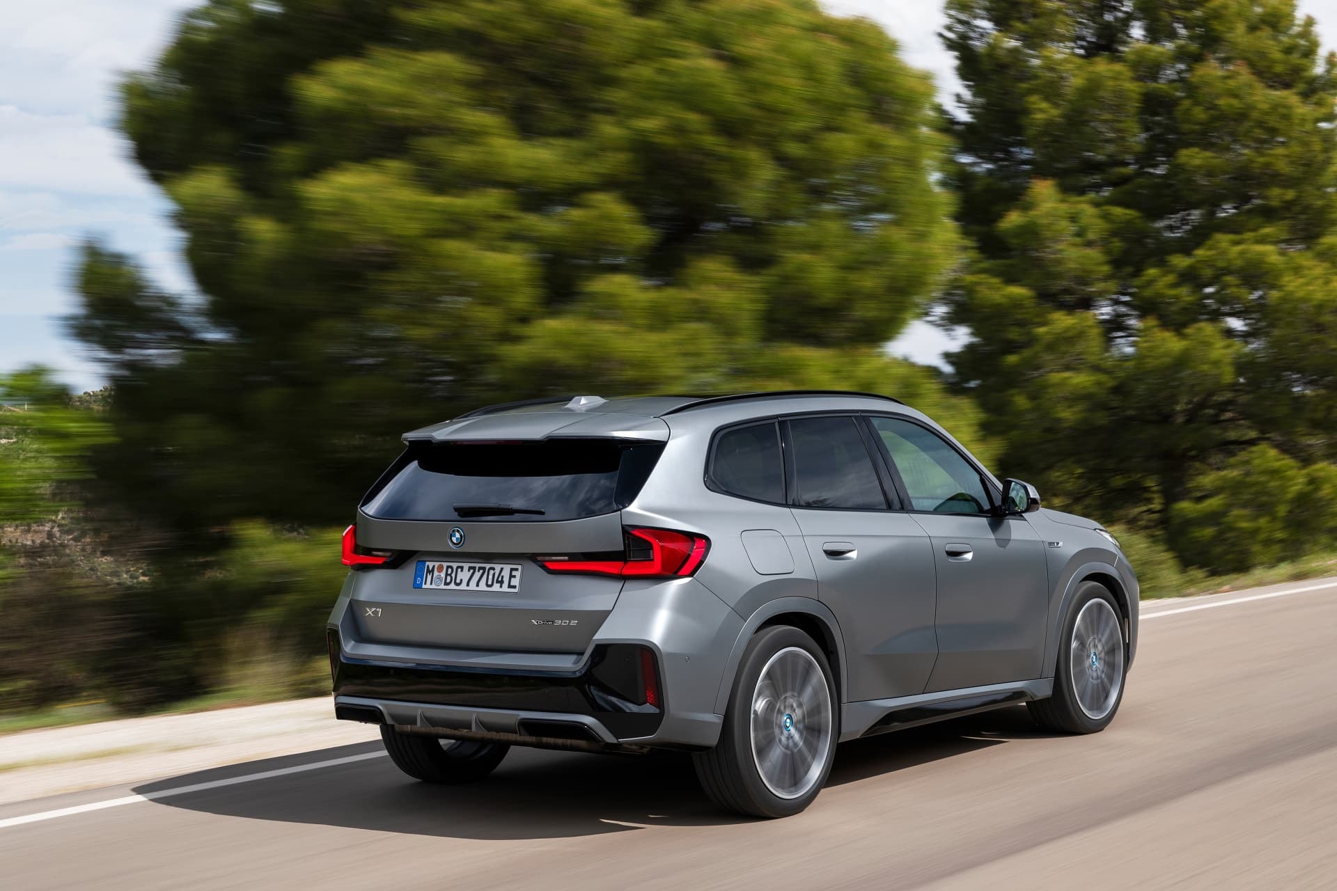 Imagen lateral del BMW X1 en carretera, subrayando su perfil elegante.