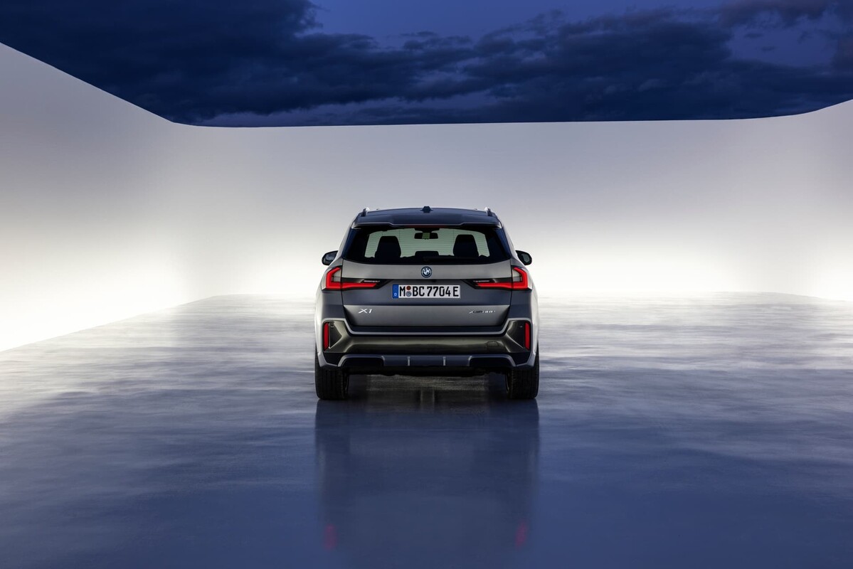Visión trasera del BMW X1 con líneas deportivas en una escenografía iluminada. Visión trasera del BMW X1 con líneas deportivas en una escenografía iluminada.