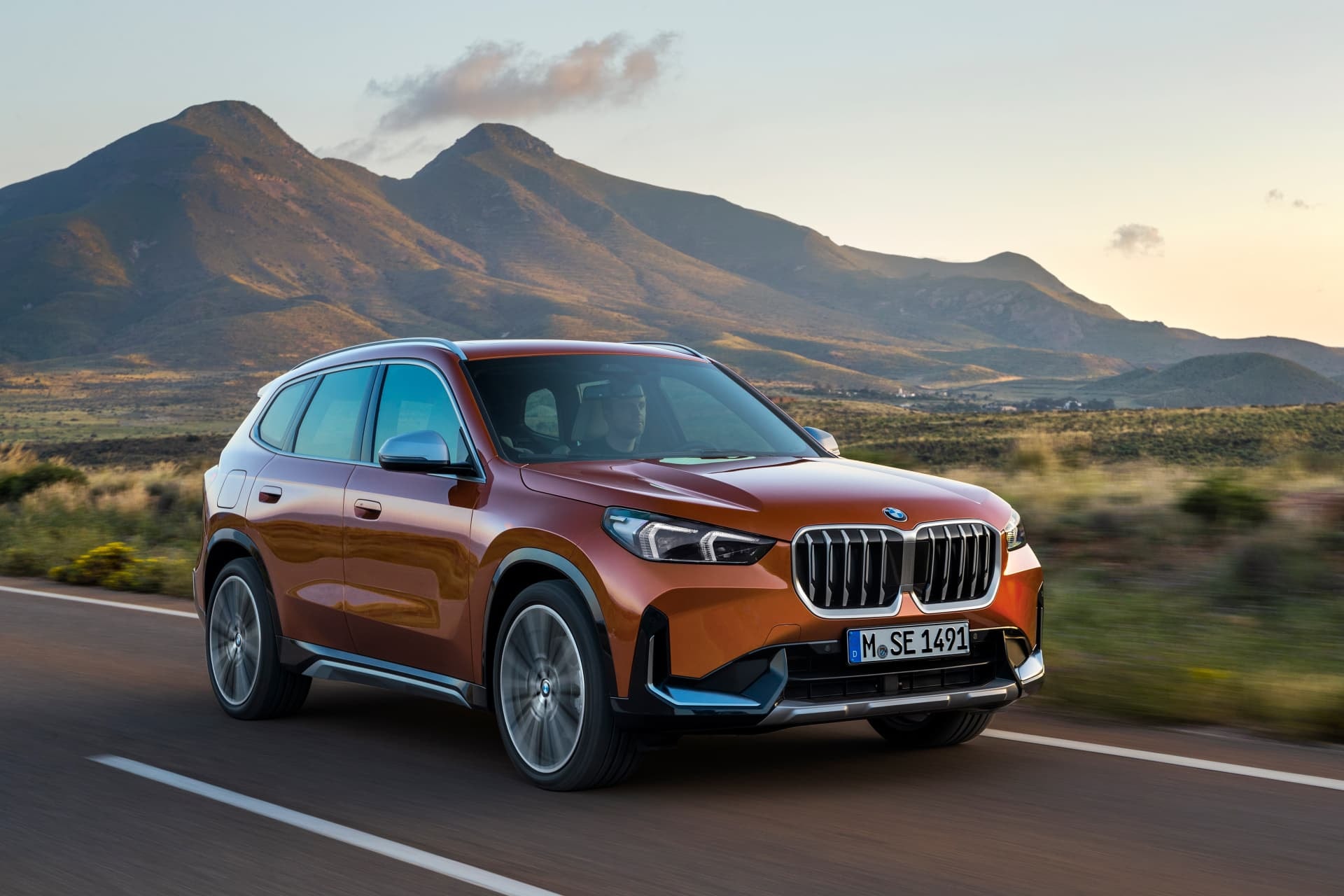 Diseño robusto y aerodinámico del BMW X1 en tránsito por una carretera abierta.