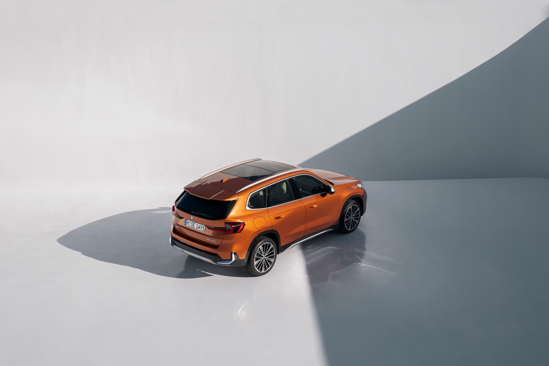 Perspectiva aérea de la parte trasera y techo del BMW X1.