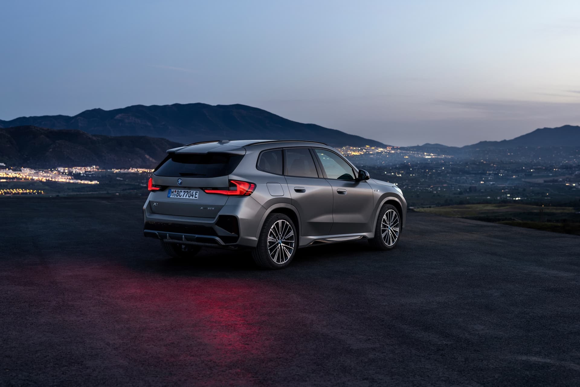 Vista trasera del BMW X1 destacando su diseño deportivo al atardecer.