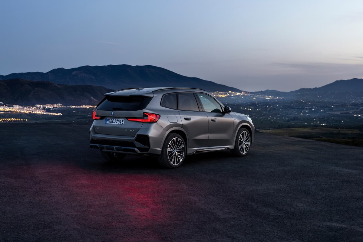 Vista trasera del BMW X1 destacando su diseño deportivo al atardecer. Vista trasera del BMW X1 destacando su diseño deportivo al atardecer.