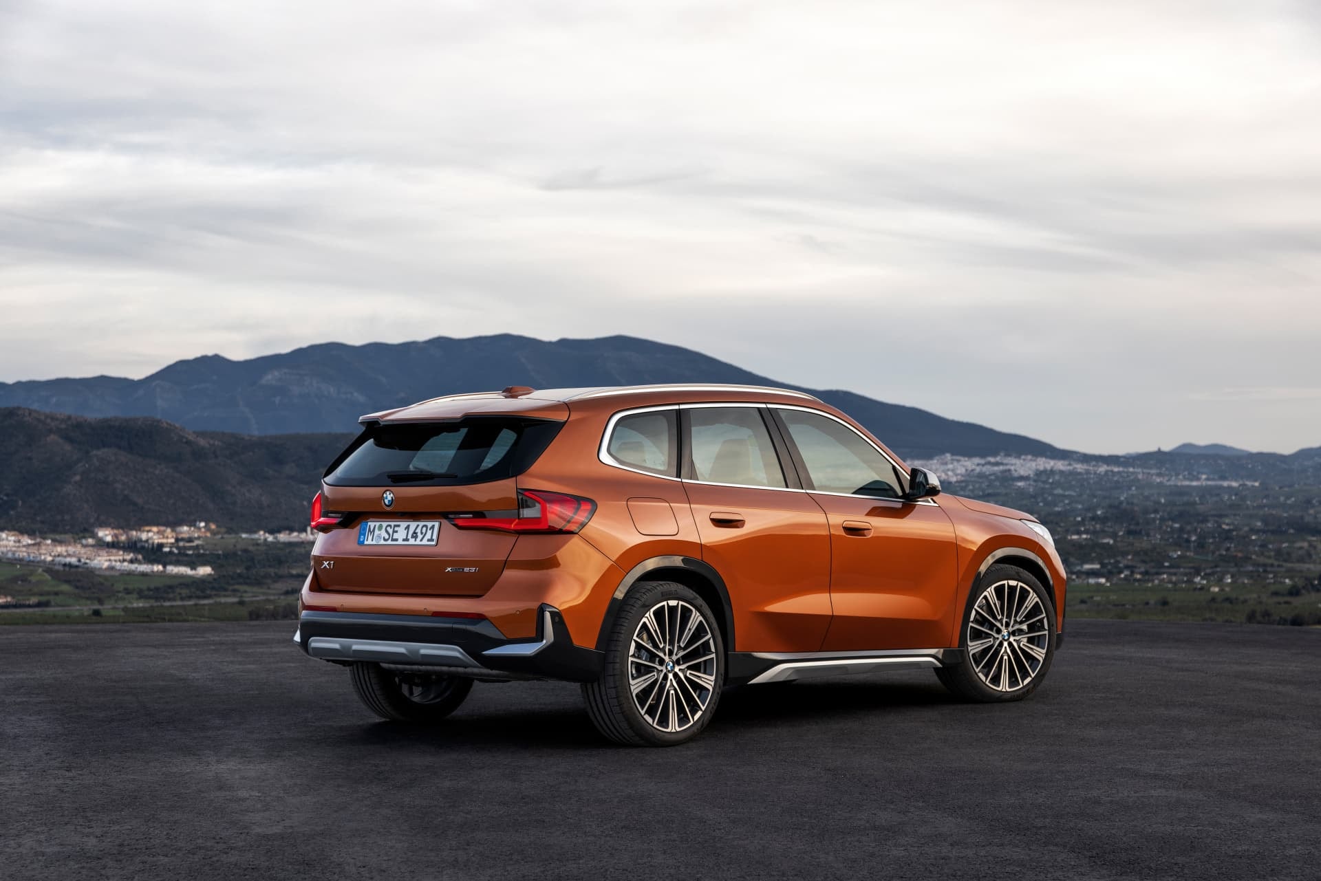 Trasera del BMW X1 destacando su diseño deportivo y refinado.