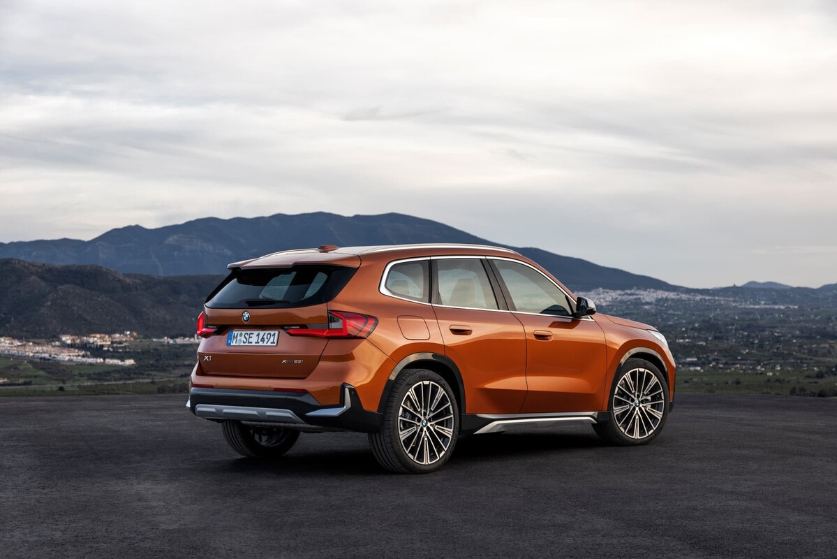 Trasera del BMW X1 destacando su diseño deportivo y refinado. Trasera del BMW X1 destacando su diseño deportivo y refinado.
