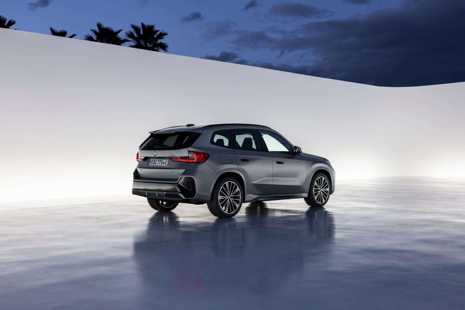 El BMW X1 muestra su diseño trasero nocturno y su característica iluminación.