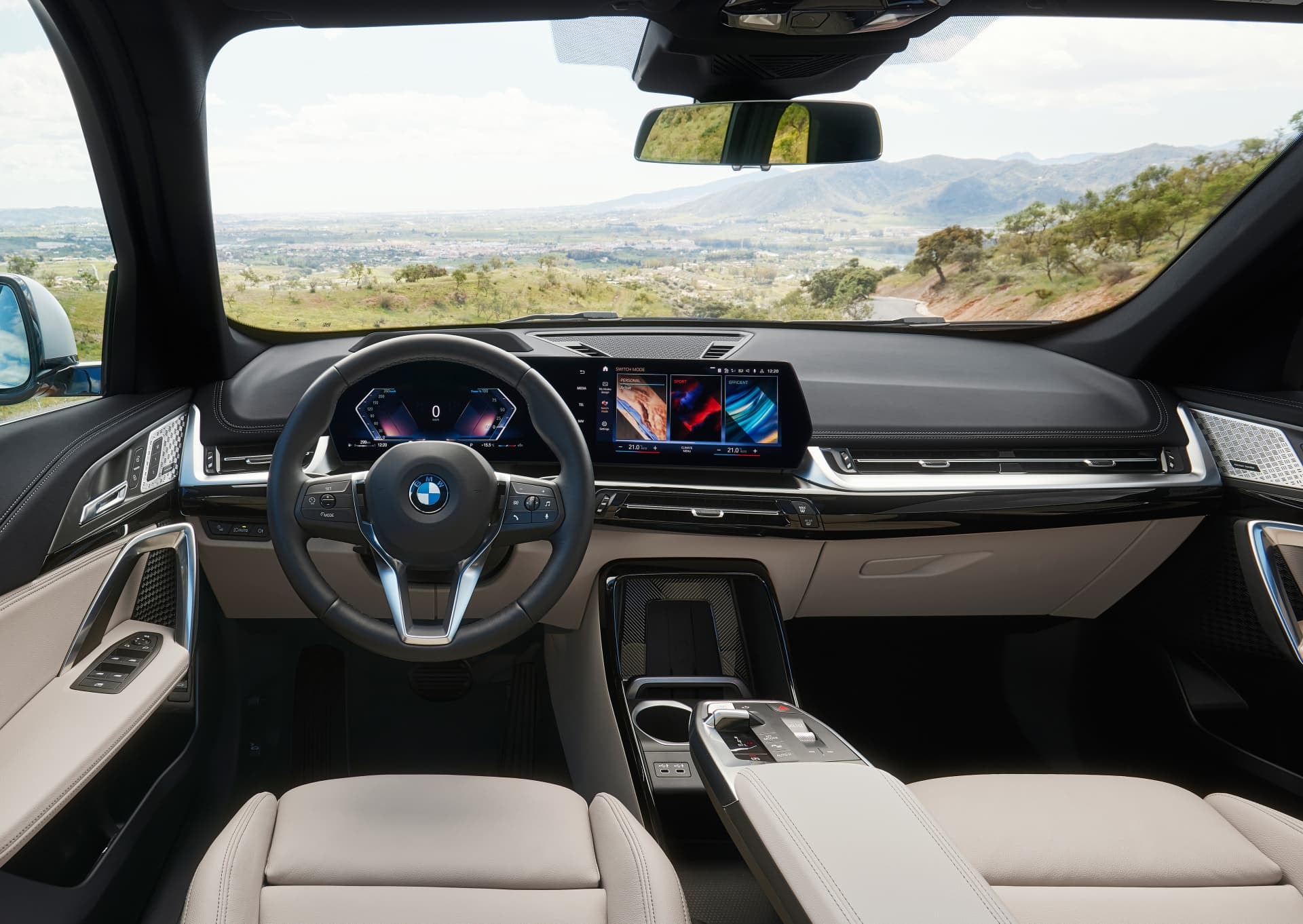 Interior del BMW X1 con acabados de alta calidad y sistema de infotainment.