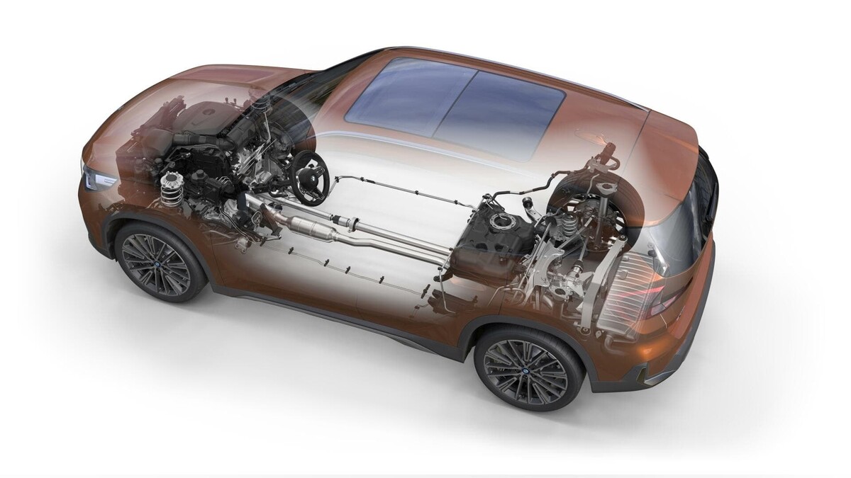 Vista lateral inversa del motor y batería del BMW X1, mostrando diferentes ángulos. Vista lateral inversa del motor y batería del BMW X1, mostrando diferentes ángulos.