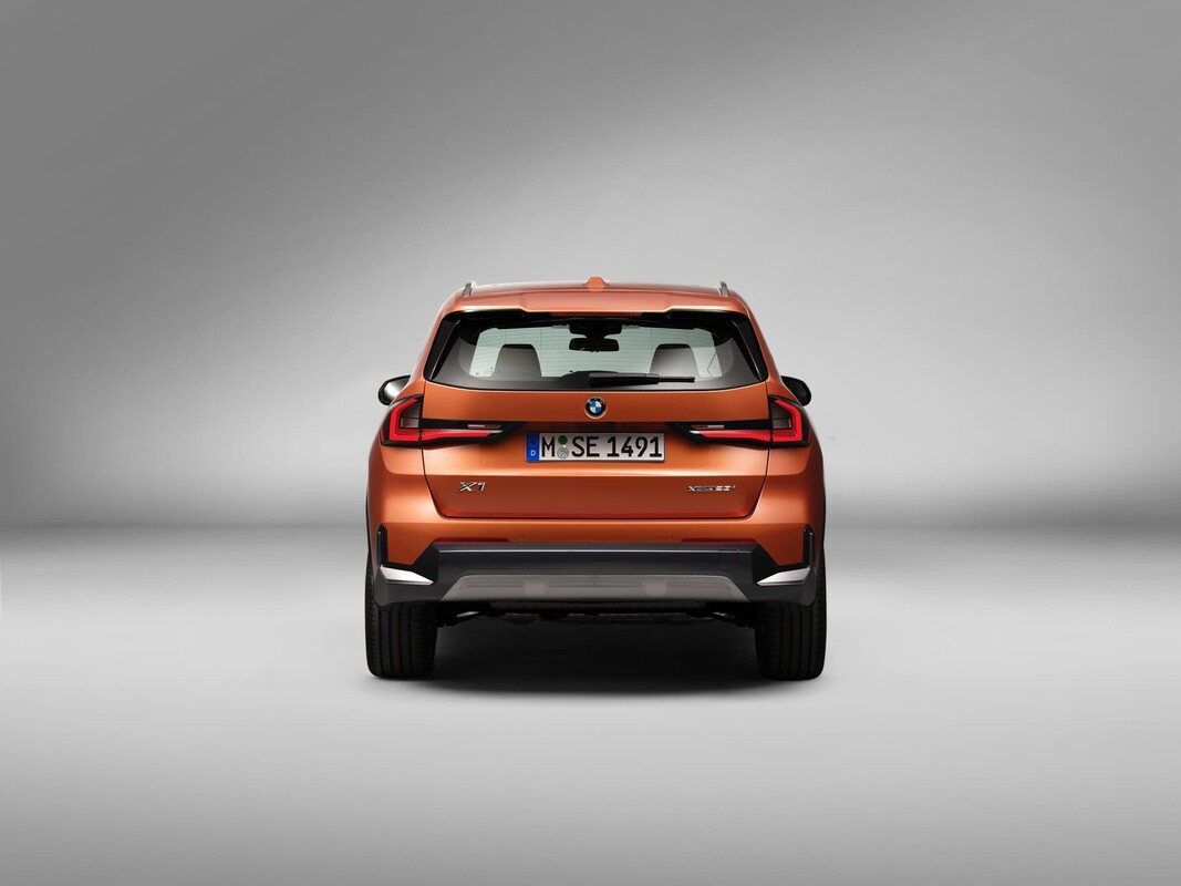 Imagen frontal del BMW X1 que exhibe su parrilla característica y faros. Imagen frontal del BMW X1 que exhibe su parrilla característica y faros.
