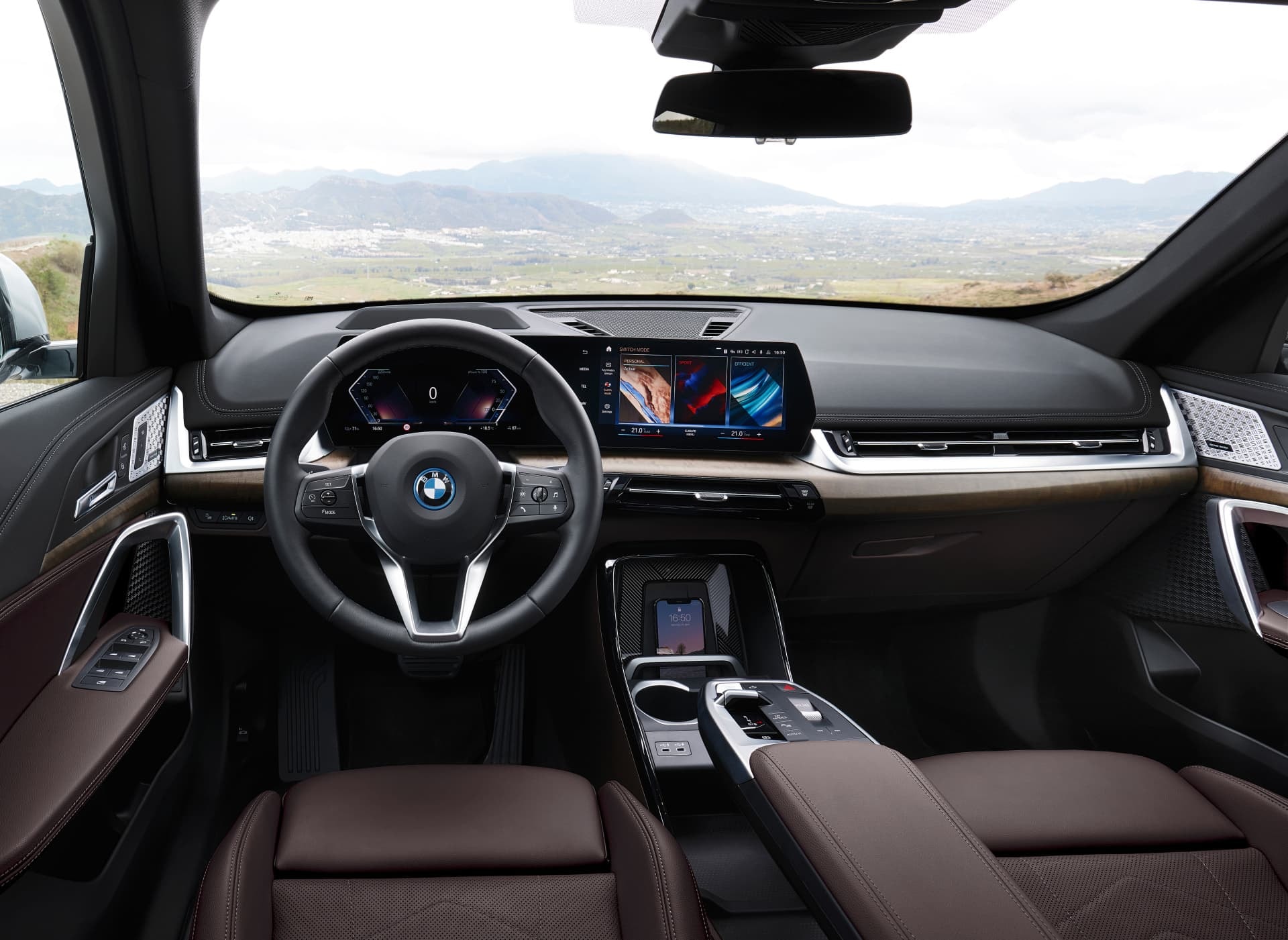 Interior del BMW X1 con asientos marrones y consola central bien equipada.